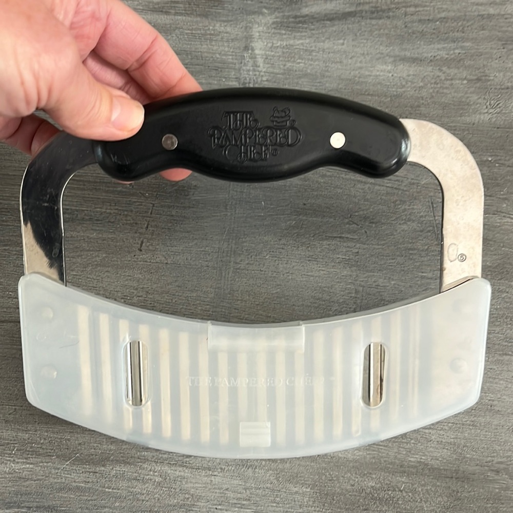 The Pampered Chef Crinkle Cutter with Curved Blade and Protective Cover